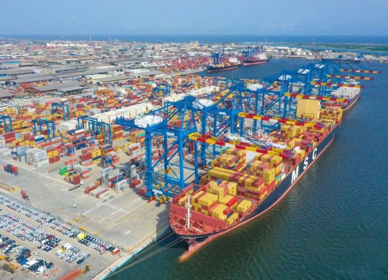 Vue aérienne du terminal à conteneurs pour les Échanges Commerciaux de Marchandises Côte d'Ivoire au Port d'Abidjan.