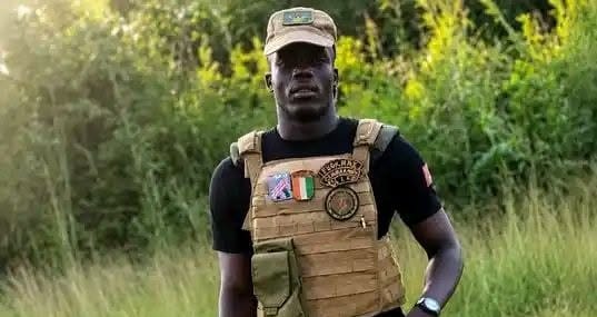Le Caporal SERI Godei Kévin de l'Armée de l'Air ivoirienne avant l'accident de saut en parachute.