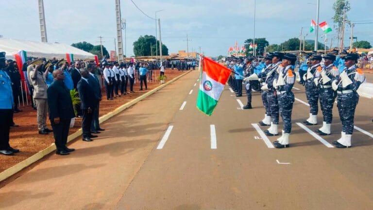Les nouveaux sous-officiers de police reçoivent leurs épaulettes à l'école de police de Korhogo.