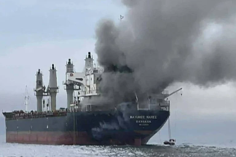 Fumée noire s'élevant du port après le terrible drame à Odesa