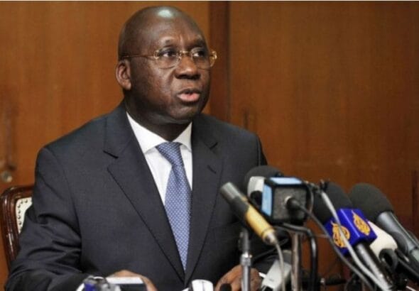 L'ancien ministre Alcide Djédjé s'exprime lors du Forum socio-économique de la diaspora pour inciter les Ivoiriens à investir dans la Nawa.