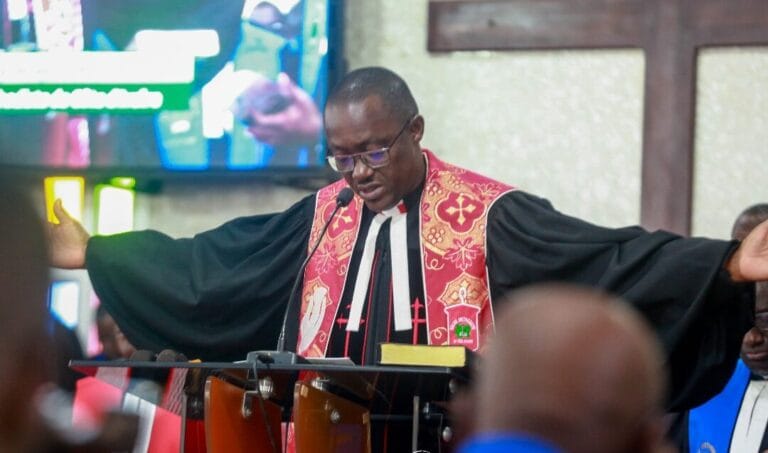Autel d'une église chrétienne moderne lors du discours du Bishop Séraphin Moudé.