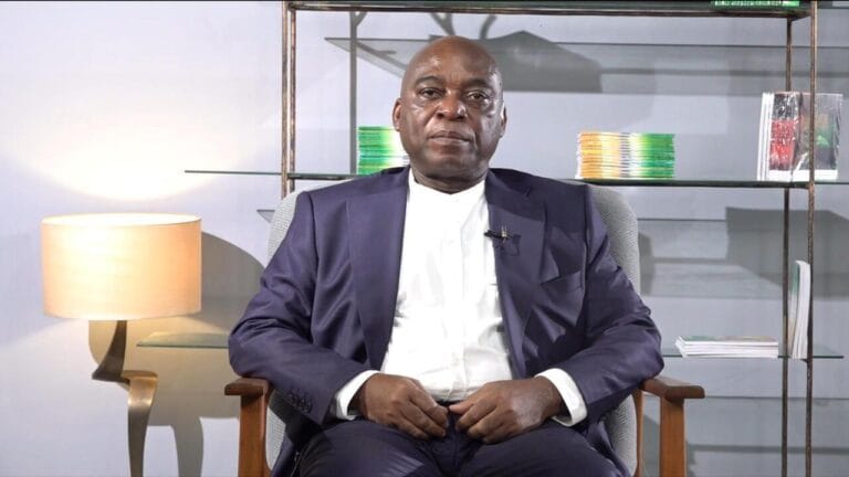 Ahoua Don-Mello lors d'une réunion stratégique entouré de ses proches collaborateurs politiques.
