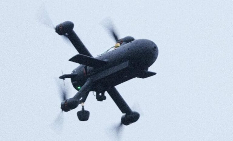 Un soldat manipule des drones-intercepteurs FPV lors d'un déploiement tactique sur le front