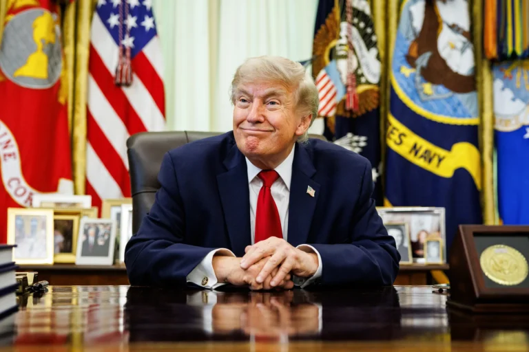 Donald Trump s'exprimant devant des journalistes concernant la fin de la guerre en Ukraine