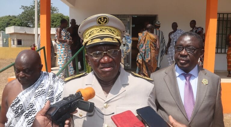 Drame à Bondoukou : un violent incendie ravage le marché. Le préfet Gbongbo André apporte un soutien crucial aux commerçants sinistrés.