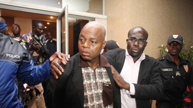 L'homme politique Lida Kouassi s'exprimant devant la presse après sa libération.