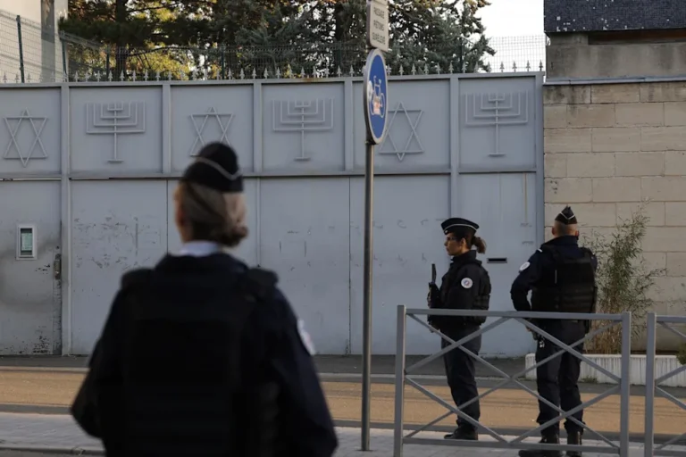Les gyrophares des forces de l'ordre éclairent la rue de la synagogue suite à l'alerte pour la voiture suspecte à Sarcelles.