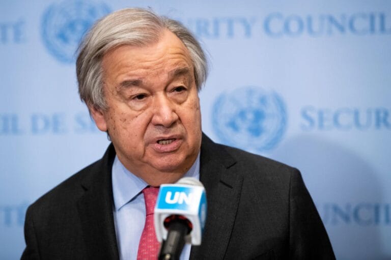 António Guterres au Moyen-Orient s'exprimant lors d'une conférence de presse de l'ONU.