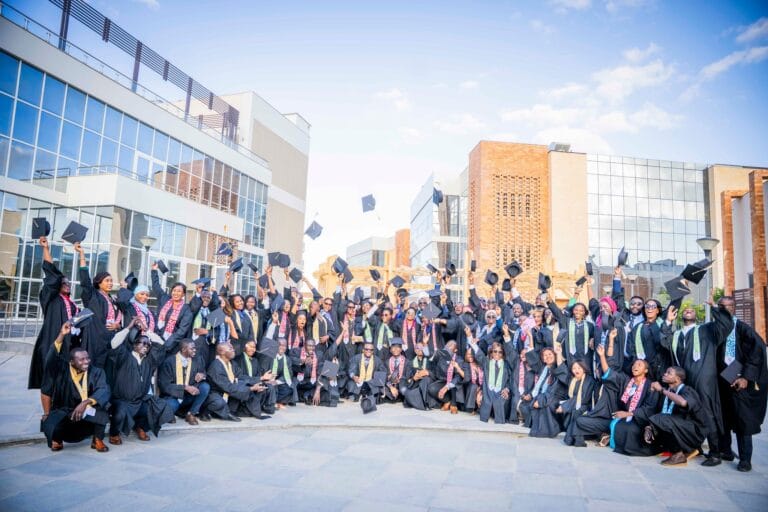 Des diplômés engagés pour la Gouvernance en Côte d'Ivoire reçoivent leurs parchemins.
