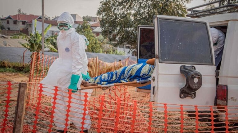 Le personnel médical mobilisé face à l'annonce tragique des plus de 500 morts en RDC causés par Ebola.