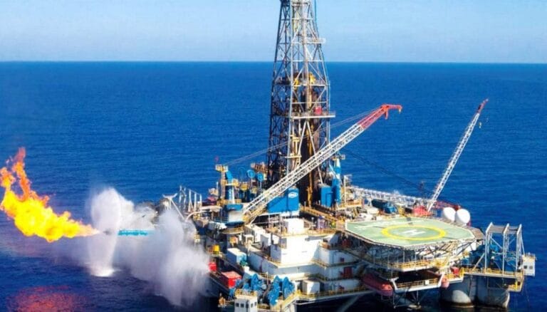 Plateforme industrielle moderne exploitant le gaz ivoirien en haute mer.