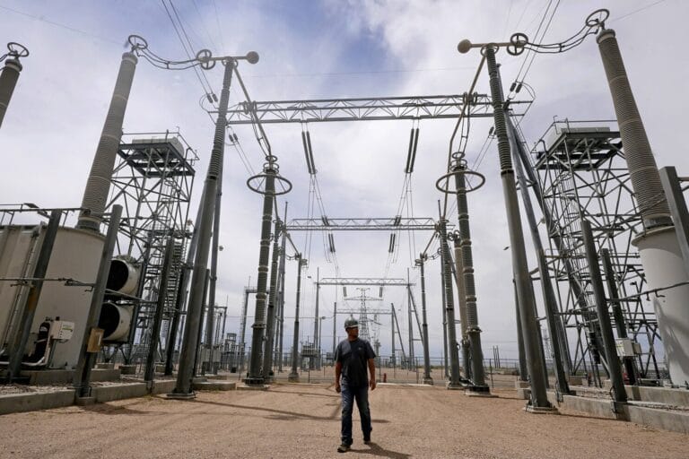 Le réseau électrique américain subit une charge de travail record en raison des fortes chaleurs de juillet 2026.