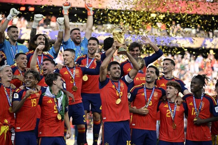 Les joueurs espagnols soulevant le trophée de la Coupe du monde 2026.