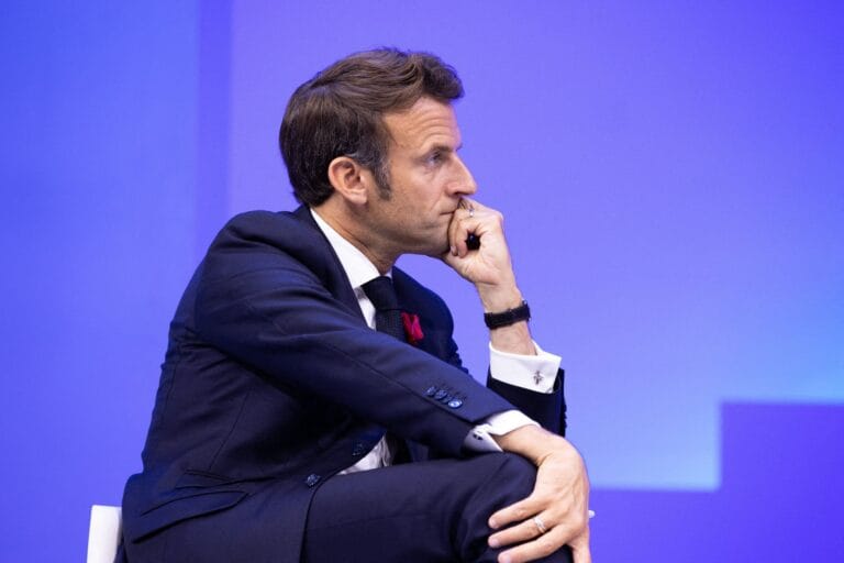 Discours historique d'Emmanuel Macron à l'Hôtel de Brienne abordant l'avenir de la défense européenne.