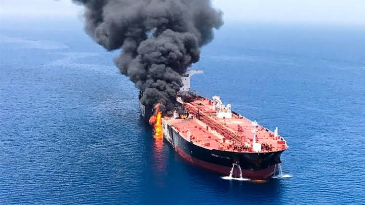 Flash info officiel de Reuters annonçant la frappe de missiles iraniens contre des navires de commerce des Émirats arabes unis.