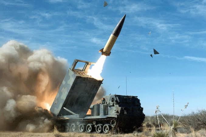 Une lourde attaque de missiles américains cible une base militaire iranienne.