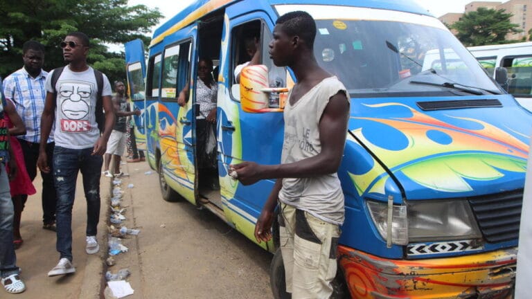 Des nouveaux minibus et berlines modernes destinés à transformer le transport urbain à Abidjan.