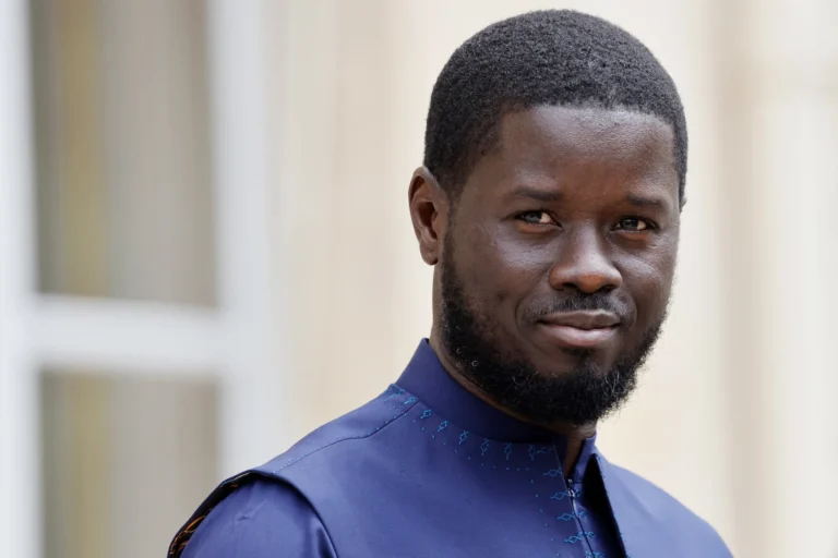 Le président Bassirou Diomaye Faye lors d'une allocution officielle sur les élections au Sénégal.