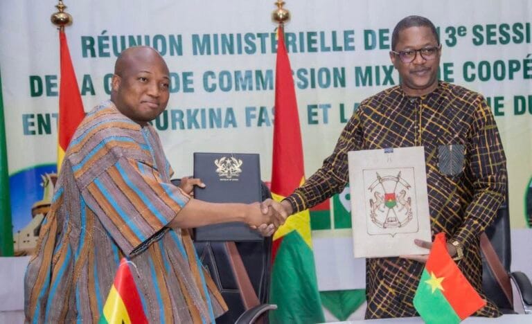 Poignée de main officielle lors de la signature de l'accord de coopération militaire entre le Burkina Faso et le Ghana.