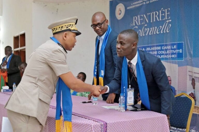 Le président de l'AEERO Akré Israël lors d'une conférence publique sur la jeunesse à Ouragahio.