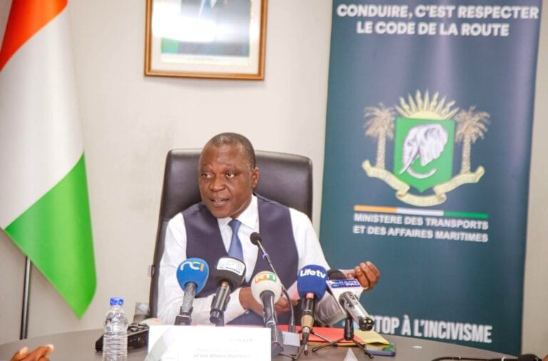 Réunion du ministre Amadou Koné avec les transporteurs suite à l'augmentation du prix du carburant en Côte d'Ivoire.