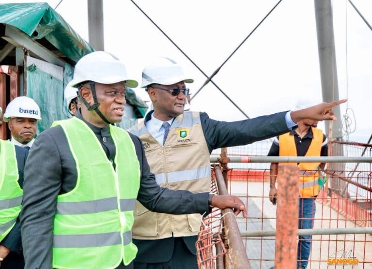 Le président gabonais Brice Clotaire Oligui Nguema inspecte le 75e étage de la Tour F à Abidjan.