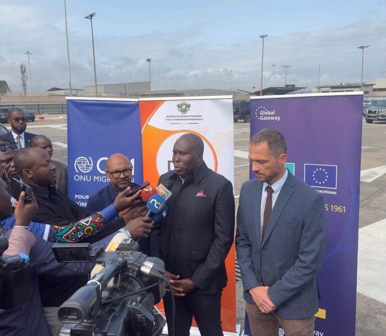 Les migrants ivoiriens de retour de Libye accueillis par les ministres et l'OIM à l'aéroport d'Abidjan.