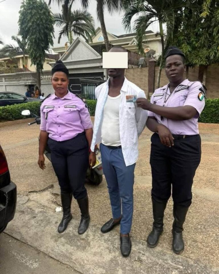 Arrestation d'un suspect pour usurpation de titre de police à Abidjan par la BSCR.