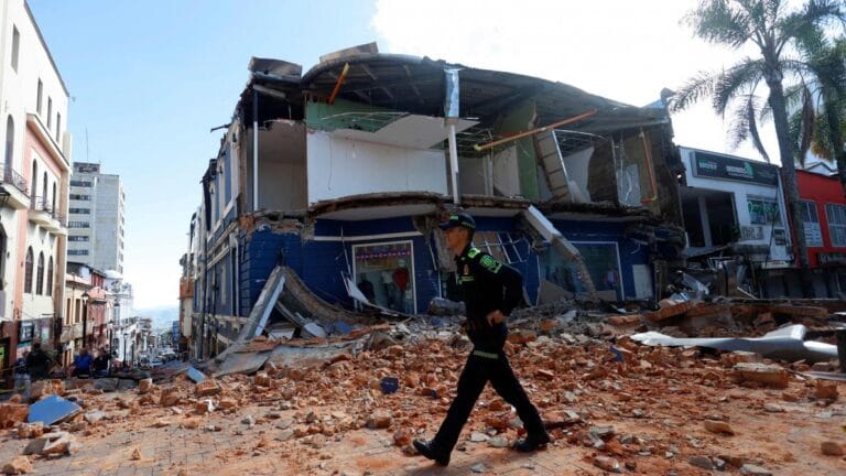 Des secouristes s'activent dans les décombres après le puissant séisme en Colombie de magnitude 7,4.