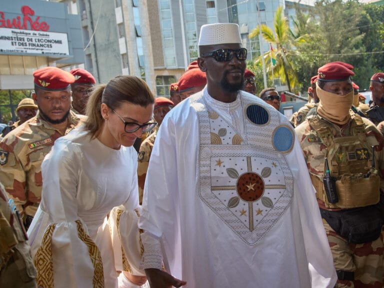 Le président de la transition de Guinée Mamadi Doumbouya avec le haut commandement militaire à Conakry.