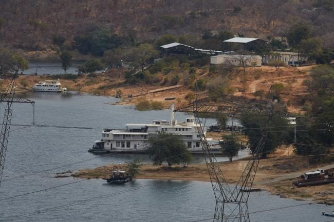 Les secours s'activent après le naufrage de ferry au Zimbabwe sur le lac Kariba.