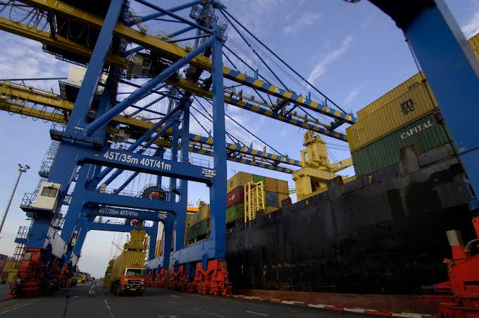 Grues de déchargement géantes de conteneurs illustrant la compétition des ports d'Afrique de l'Ouest.