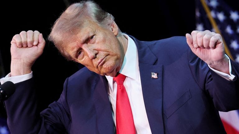 Signalisation officielle de l'Autoroute Donald J. Trump reliant Tiznit à Dakhla au Sahara occidental.