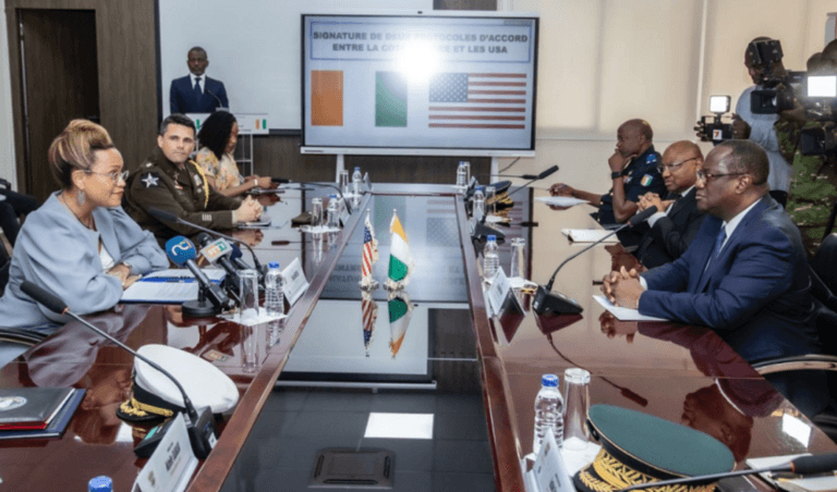 Le Chargé d'Affaires Junaid Munir et le Général Lassina Doumbia valident la coopération militaire à Abidjan.