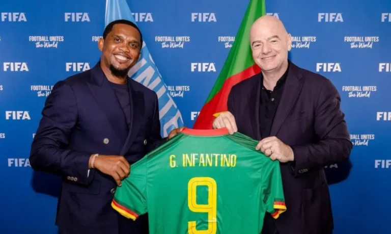 Samuel Eto'o et Gianni Infantino lors d'une rencontre officielle de la FIFA.
