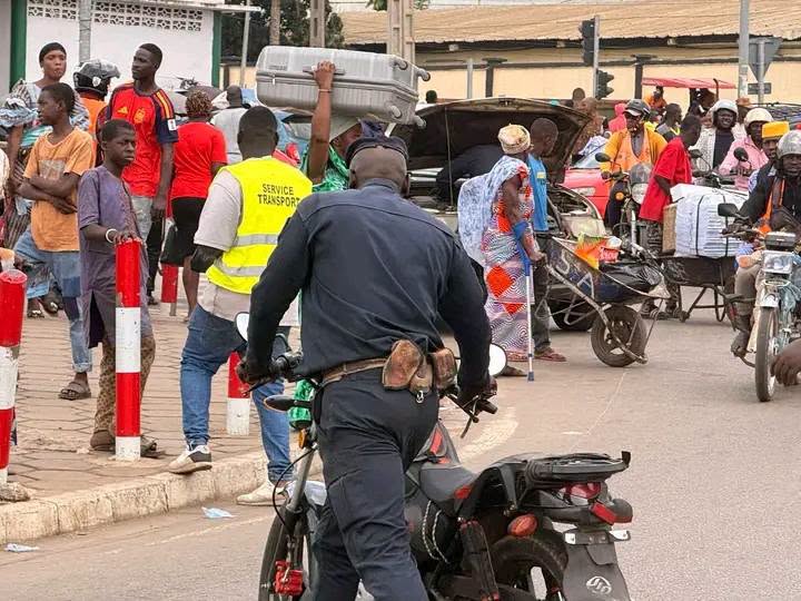 Forces de police lors de l'opération de contrôle routier à Bouaké saisissant des motos.