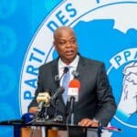Conférence de presse de l'opposition ivoirienne abordant la gestion publique de la crise minière.