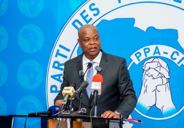 Conférence de presse de l'opposition ivoirienne abordant la gestion publique de la crise minière.