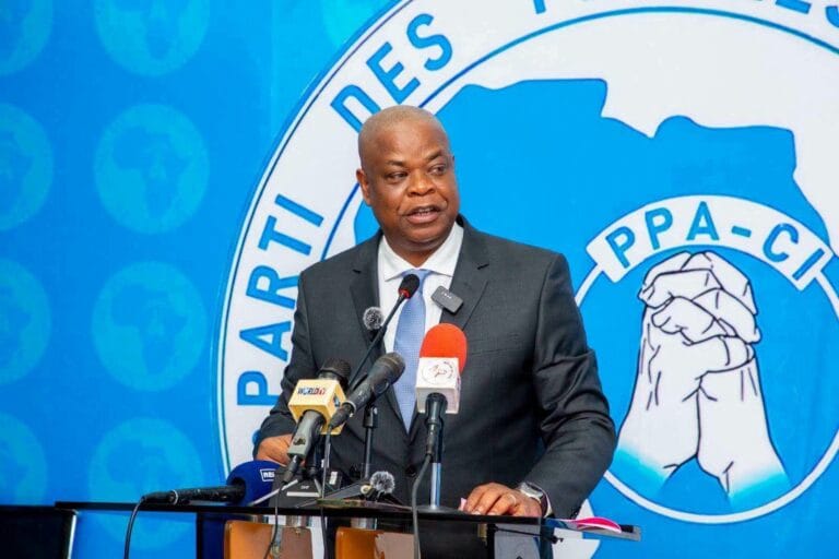 Conférence de presse de l'opposition ivoirienne abordant la gestion publique de la crise minière.