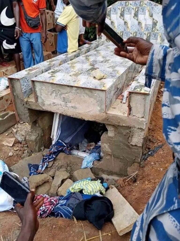 Enquêteurs de la gendarmerie constatant la profanation de tombe à Gboguhé au cimetière.