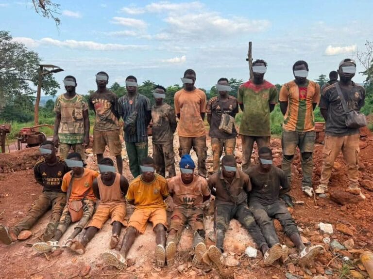 Éléments de la BSSI menant le démantèlement d’orpaillage illégal à Kahankro près de Toumodi.