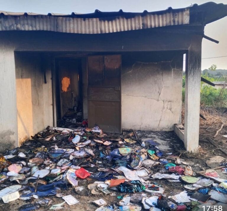 Ruines de la cantine scolaire après l'incendie de Bohico à l'école primaire.
