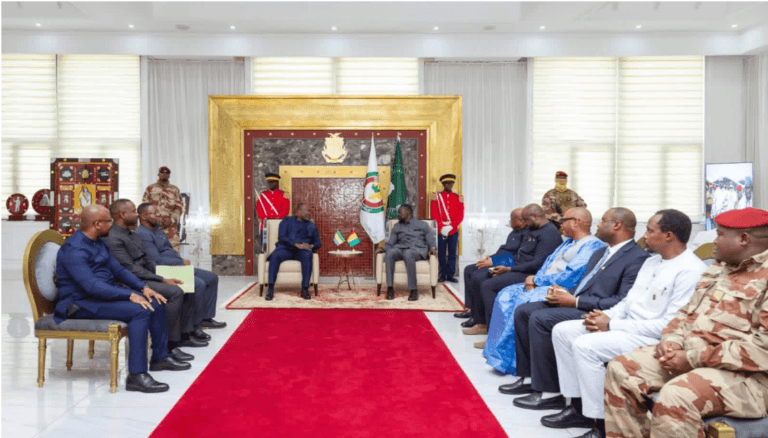 Issifou Coulibaly en Guinée remettant ses lettres de créance au président Mamadi Doumbouya