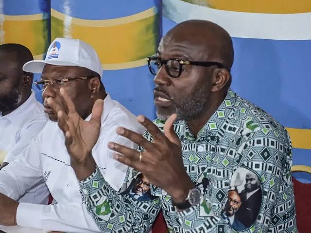 Réunion politique houleuse à Abidjan illustrant les tensions au sein du PDCI.
