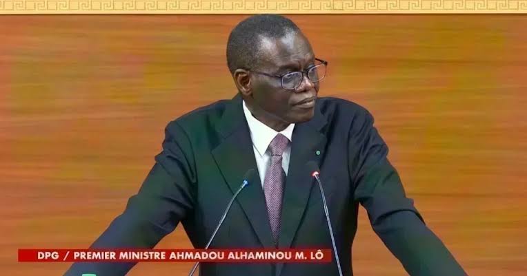Le Premier ministre Ahmadou Al Aminou Lô annonçant l'ajustement structurel au Sénégal devant le Parlement.