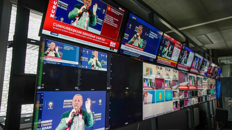 Contrôle de Halk TV après une intervention policière au siège de la chaîne turque
