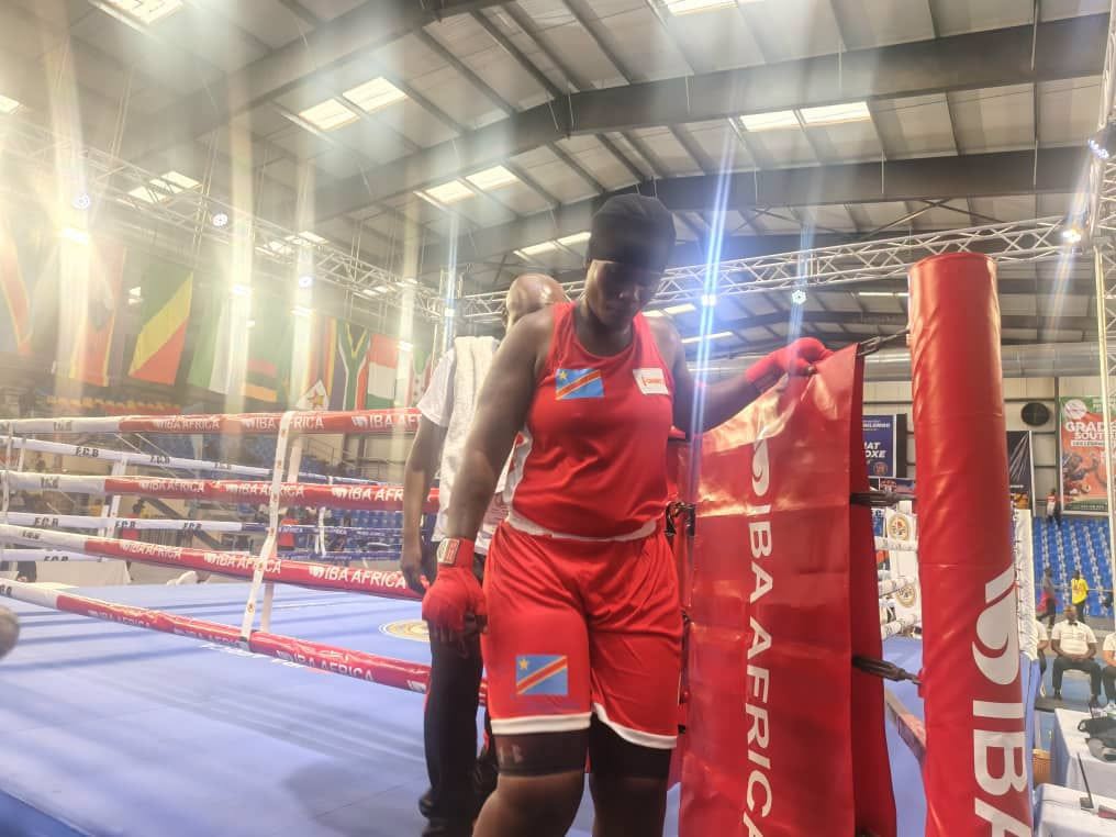 Jorbelle Malewu se qualifie pour la finale du Championnat d’Afrique de boxe après sa victoire aux points contre Nestoriane Nokia.