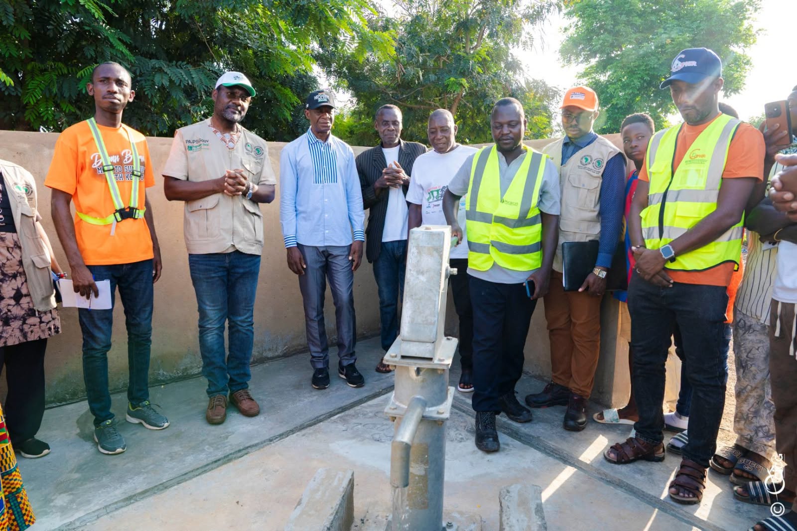 Eau potable à Bouaflé avec une nouvelle pompe installée dans un village rural