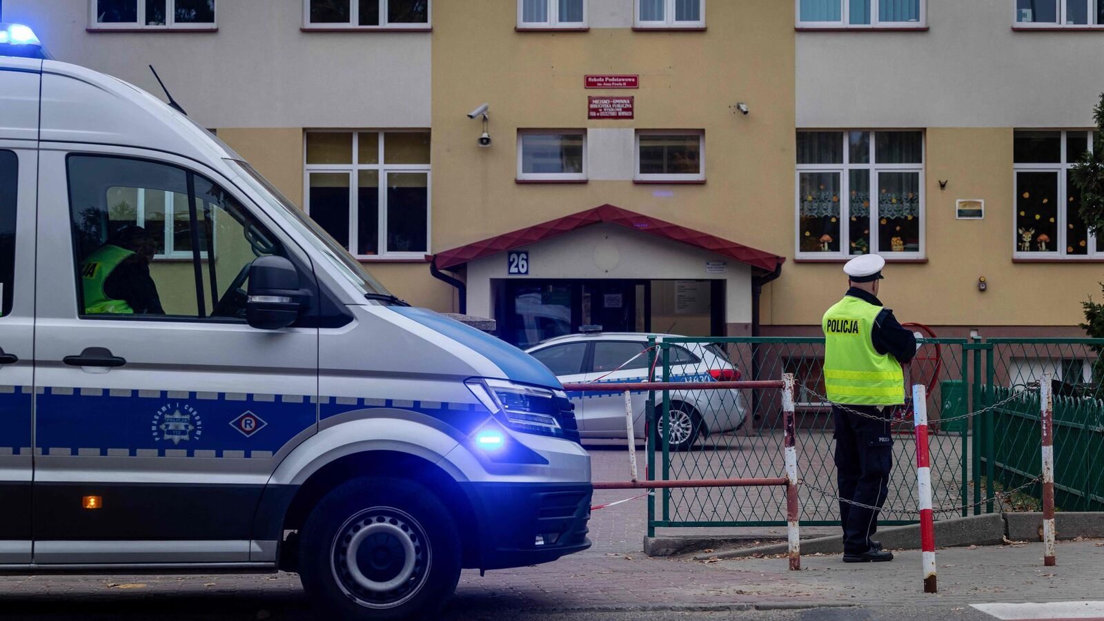 La police polonaise a renforcé les contrôles autour des établissements après trois attaques ayant fait un mort et 14 blessés.